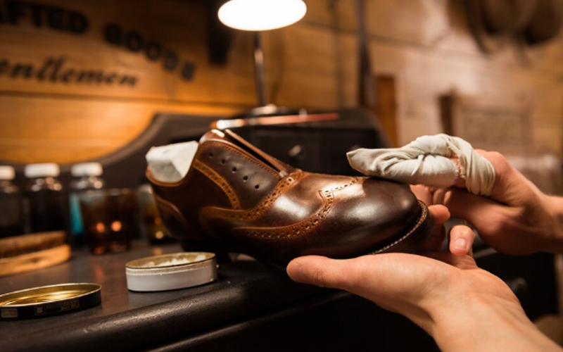 cleaning the shoe